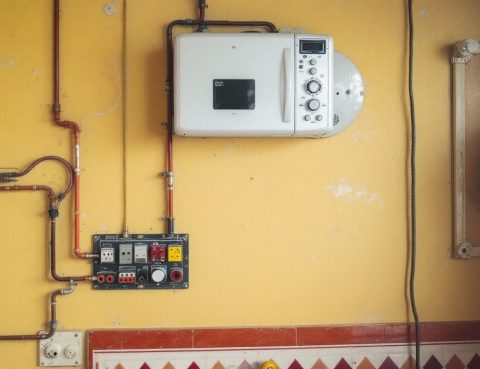 Problemas eléctricos frecuentes en viviendas antiguas de Málaga: impacto en electrodomésticos y consejos técnicos.